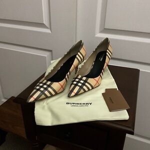 New Authentic Aubri Vintage check Burberry kitten heel pump